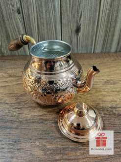 Турски чайник с мотиви - меден - 800мл / 1700мл. Чайникът е ръчно изработен от 100 % мед, калайдисан отвътре с месингова дръжка и дърво.