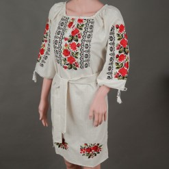 Бродирана рокля с рози 038 е изработена от 100% памук. Роклята е комплект с коланчето. Елегантната кройка и автентична визия.